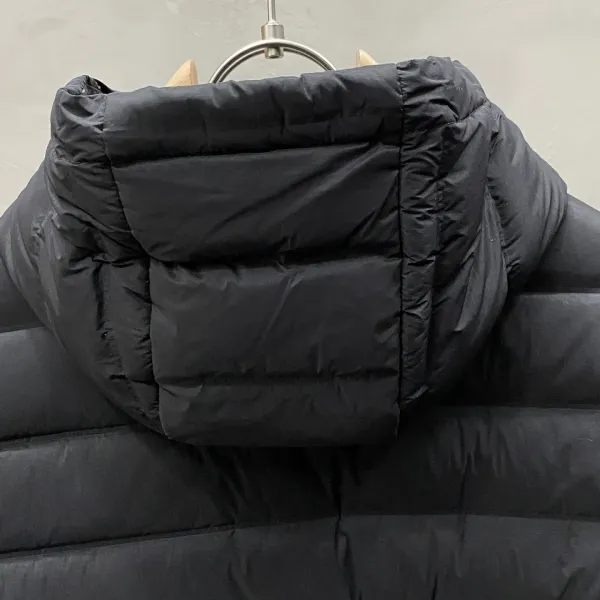 【ThomBrowne  公式旗艦店】トムブラウン  ダウンジャケット ご好評に付き再入荷！241228