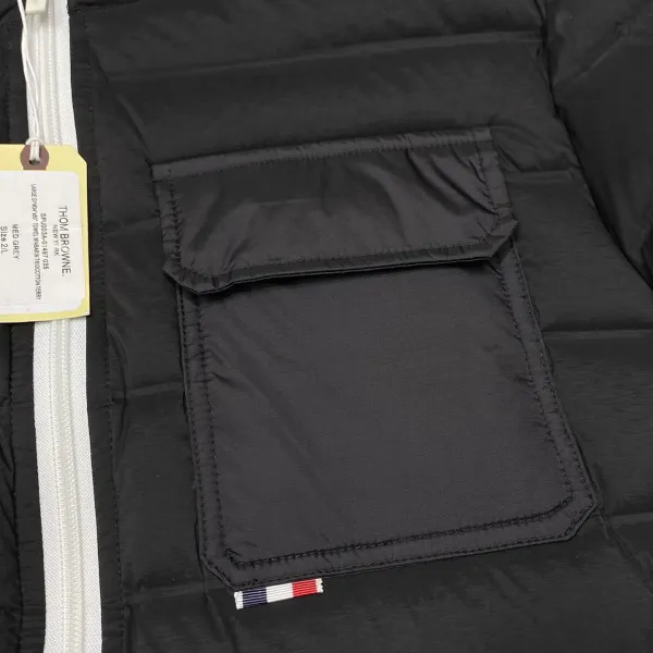 【ThomBrowne  公式旗艦店】トムブラウン  ダウンジャケット ご好評に付き再入荷！241228