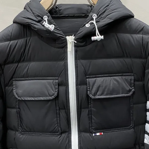 【ThomBrowne  公式旗艦店】トムブラウン  ダウンジャケット ご好評に付き再入荷！241228