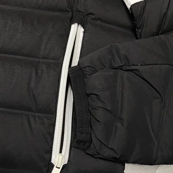 【ThomBrowne  公式旗艦店】トムブラウン  ダウンジャケット ご好評に付き再入荷！241228