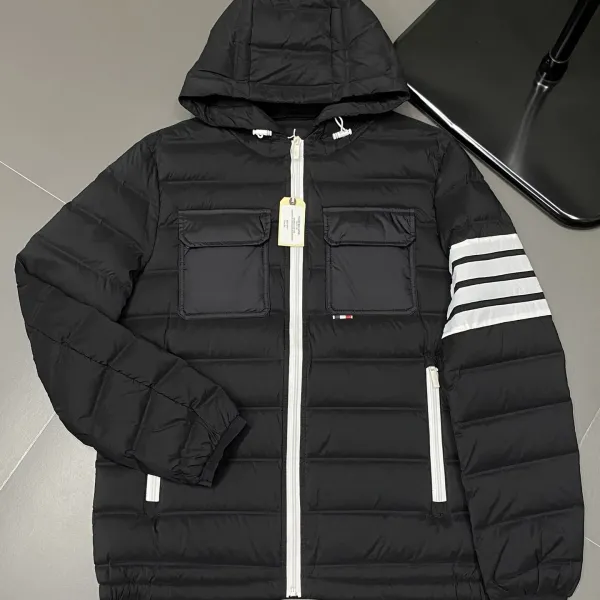 【ThomBrowne  公式旗艦店】トムブラウン  ダウンジャケット ご好評に付き再入荷！241228