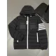 【ThomBrowne  公式旗艦店】トムブラウン  ダウンジャケット ご好評に付き再入荷！241228