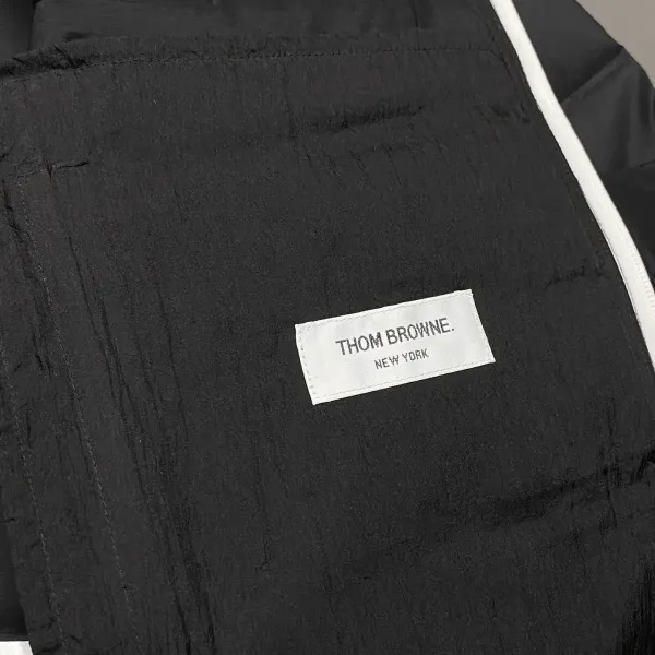 【ThomBrowne  公式旗艦店】トムブラウン  ダウンジャケット ご好評に付き再入荷！241228