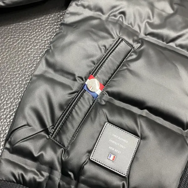 【ThomBrowne 公式旗艦店】トムブラウン ダウンジャケット ご好評に付き再入荷!241228 【ThomBrowne 公式旗艦店】トムブラウン ダウンジャケット ご好評に付き再入荷!241228
