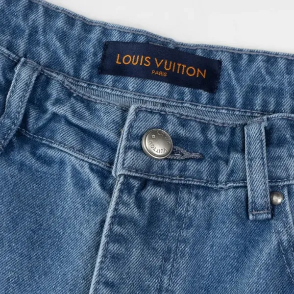 LV【LOUIS VUITTON 公式旗艦店】 ルイヴィトン ジーパン ご好評に付き再入荷! 241218 LV【LOUIS VUITTON 公式旗艦店】 ルイヴィトン ジーパン ご好評に付き再入荷! 241218