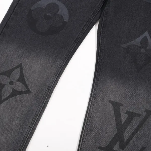 LV【LOUIS VUITTON 公式旗艦店】 ルイヴィトン ジーパン ご好評に付き再入荷! 241218 LV【LOUIS VUITTON 公式旗艦店】 ルイヴィトン ジーパン ご好評に付き再入荷! 241218