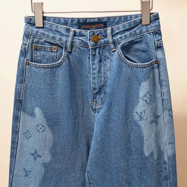 LV【LOUIS VUITTON 公式旗艦店】 ルイヴィトン ジーパン ご好評に付き再入荷! 241218 LV【LOUIS VUITTON 公式旗艦店】 ルイヴィトン ジーパン ご好評に付き再入荷! 241218