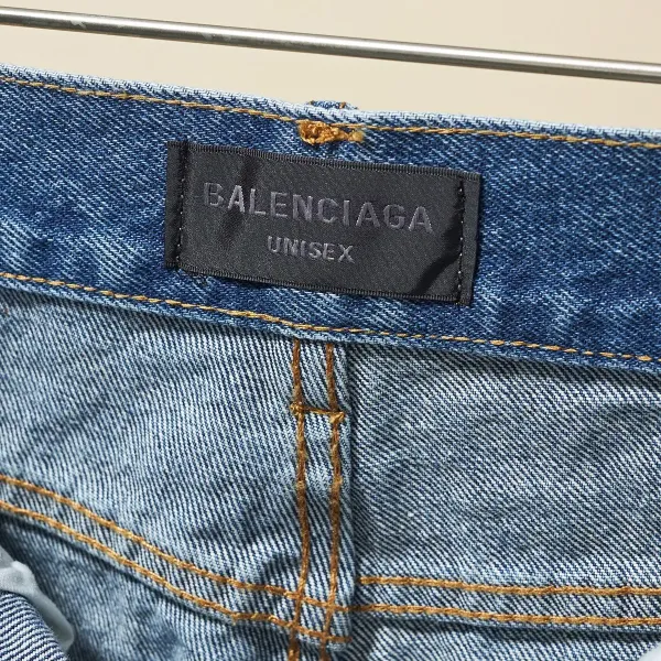 【BALENCIAGA   公式旗艦店】 バレンシアガ  ジーパン  ご好評に付き再入荷！ 241219