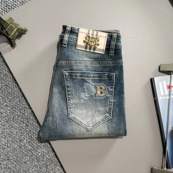 【BURBERRY   公式旗艦店】バーバリー  ジーパン  ご好評に付き再入荷！ 241220