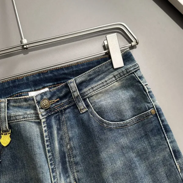 【BURBERRY   公式旗艦店】バーバリー  ジーパン  ご好評に付き再入荷！ 241220