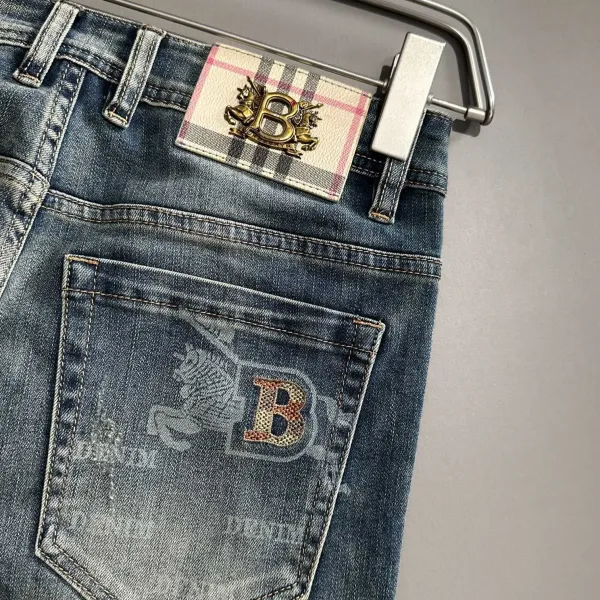 【BURBERRY   公式旗艦店】バーバリー  ジーパン  ご好評に付き再入荷！ 241220