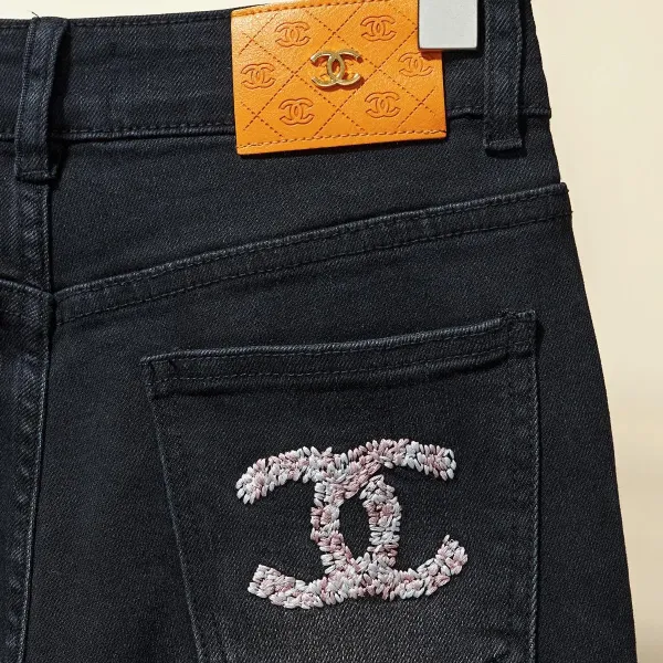【CHANEL  公式旗艦店】シャネル    ジーパン  ご好評に付き再入荷！ 241218