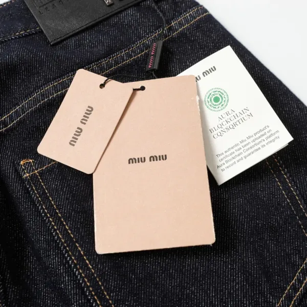【Miumiu 公式旗艦店】ミュウミュウ ジーパン ご好評に付き再入荷! 241219 【Miumiu 公式旗艦店】ミュウミュウ ジーパン ご好評に付き再入荷! 241219