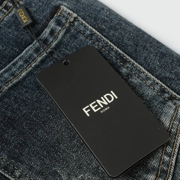 【FENDI 公式旗艦店】フェンディ ジーパン ご好評に付き再入荷! 241220 【FENDI 公式旗艦店】フェンディ ジーパン ご好評に付き再入荷! 241220