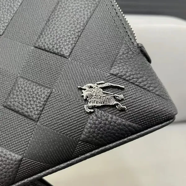 【BURBERRY 公式旗艦店】バーバリー クラッチバッグ 当日出荷 好評に付き再入荷!26*16CM 【BURBERRY 公式旗艦店】バーバリー クラッチバッグ 当日出荷 好評に付き再入荷!26*16CM