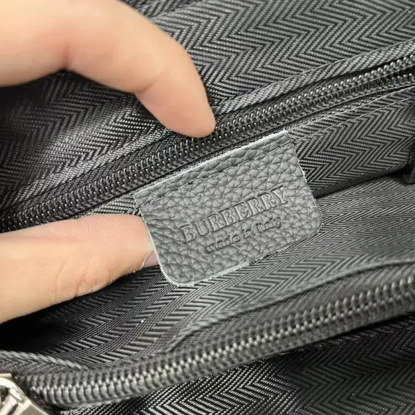 【BURBERRY 公式旗艦店】バーバリー クラッチバッグ 当日出荷 好評に付き再入荷!26*16CM 【BURBERRY 公式旗艦店】バーバリー クラッチバッグ 当日出荷 好評に付き再入荷!26*16CM