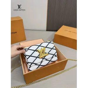 【LOUIS VUITTON 公式旗艦店】ルイヴィトン 斜めがけバッグ 当日出荷 好評に付き再入荷!21*15CM 1240722 【LOUIS VUITTON 公式旗艦店】ルイヴィトン 斜めがけバッグ 当日出荷 好評に付き再入荷!21*15CM 1240722