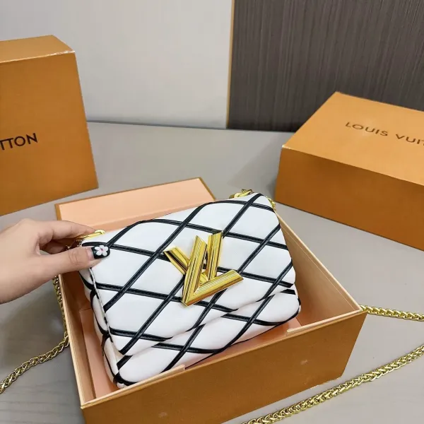 【LOUIS VUITTON 公式旗艦店】ルイヴィトン 斜めがけバッグ 当日出荷 好評に付き再入荷!21*15CM 1240722 【LOUIS VUITTON 公式旗艦店】ルイヴィトン 斜めがけバッグ 当日出荷 好評に付き再入荷!21*15CM 1240722