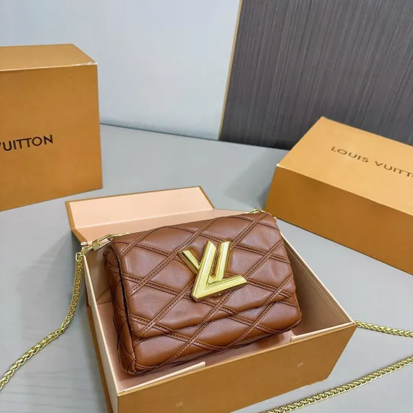 【LOUIS VUITTON 公式旗艦店】ルイヴィトン 斜めがけバッグ 当日出荷 好評に付き再入荷!21*15CM 1240722 【LOUIS VUITTON 公式旗艦店】ルイヴィトン 斜めがけバッグ 当日出荷 好評に付き再入荷!21*15CM 1240722
