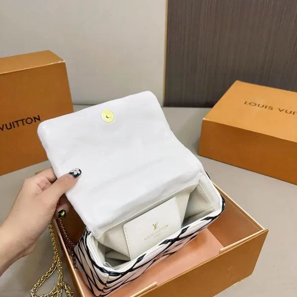 【LOUIS VUITTON 公式旗艦店】ルイヴィトン 斜めがけバッグ 当日出荷 好評に付き再入荷!21*15CM 1240722 【LOUIS VUITTON 公式旗艦店】ルイヴィトン 斜めがけバッグ 当日出荷 好評に付き再入荷!21*15CM 1240722