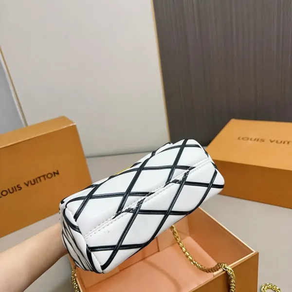 【LOUIS VUITTON 公式旗艦店】ルイヴィトン 斜めがけバッグ 当日出荷 好評に付き再入荷!21*15CM 1240722 【LOUIS VUITTON 公式旗艦店】ルイヴィトン 斜めがけバッグ 当日出荷 好評に付き再入荷!21*15CM 1240722