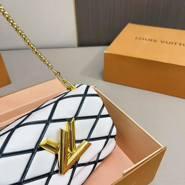 【LOUIS VUITTON 公式旗艦店】ルイヴィトン 斜めがけバッグ 当日出荷 好評に付き再入荷!21*15CM 1240722 【LOUIS VUITTON 公式旗艦店】ルイヴィトン 斜めがけバッグ 当日出荷 好評に付き再入荷!21*15CM 1240722
