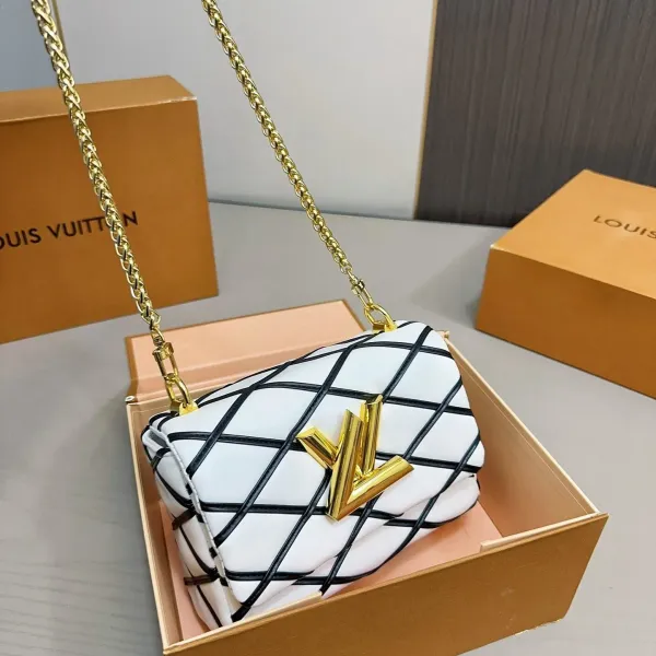 【LOUIS VUITTON 公式旗艦店】ルイヴィトン 斜めがけバッグ 当日出荷 好評に付き再入荷!21*15CM 1240722 【LOUIS VUITTON 公式旗艦店】ルイヴィトン 斜めがけバッグ 当日出荷 好評に付き再入荷!21*15CM 1240722