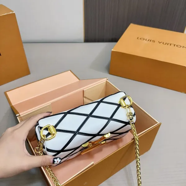 【LOUIS VUITTON 公式旗艦店】ルイヴィトン 斜めがけバッグ 当日出荷 好評に付き再入荷!21*15CM 1240722 【LOUIS VUITTON 公式旗艦店】ルイヴィトン 斜めがけバッグ 当日出荷 好評に付き再入荷!21*15CM 1240722