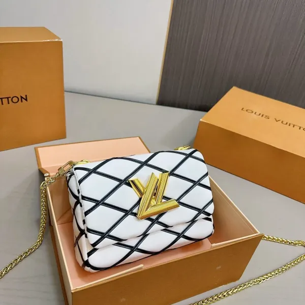 【LOUIS VUITTON 公式旗艦店】ルイヴィトン 斜めがけバッグ 当日出荷 好評に付き再入荷!21*15CM 1240722 【LOUIS VUITTON 公式旗艦店】ルイヴィトン 斜めがけバッグ 当日出荷 好評に付き再入荷!21*15CM 1240722