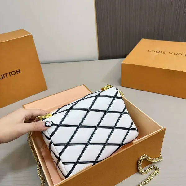 【LOUIS VUITTON 公式旗艦店】ルイヴィトン 斜めがけバッグ 当日出荷 好評に付き再入荷!21*15CM 1240722 【LOUIS VUITTON 公式旗艦店】ルイヴィトン 斜めがけバッグ 当日出荷 好評に付き再入荷!21*15CM 1240722