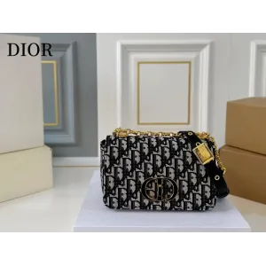 【DIOR公式旗艦店】ディオール 斜めがけバッグ 当日出荷 好評に付き再入荷!20*12CM 240720 【DIOR公式旗艦店】ディオール 斜めがけバッグ 当日出荷 好評に付き再入荷!20*12CM 240720
