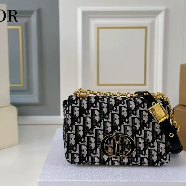 【DIOR公式旗艦店】ディオール 斜めがけバッグ 当日出荷 好評に付き再入荷!20*12CM 240720 【DIOR公式旗艦店】ディオール 斜めがけバッグ 当日出荷 好評に付き再入荷!20*12CM 240720