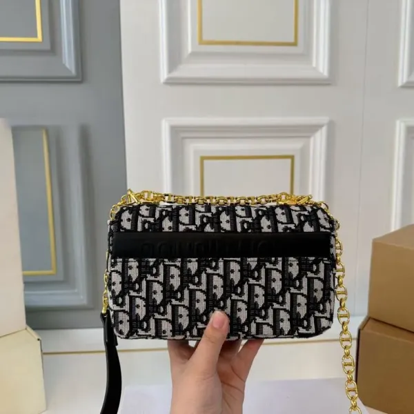 【DIOR公式旗艦店】ディオール 斜めがけバッグ 当日出荷 好評に付き再入荷!20*12CM 240720 【DIOR公式旗艦店】ディオール 斜めがけバッグ 当日出荷 好評に付き再入荷!20*12CM 240720