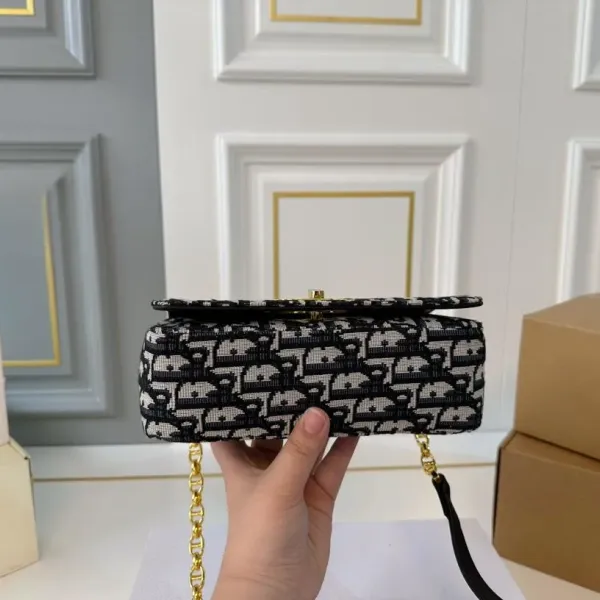 【DIOR公式旗艦店】ディオール 斜めがけバッグ 当日出荷 好評に付き再入荷!20*12CM 240720 【DIOR公式旗艦店】ディオール 斜めがけバッグ 当日出荷 好評に付き再入荷!20*12CM 240720