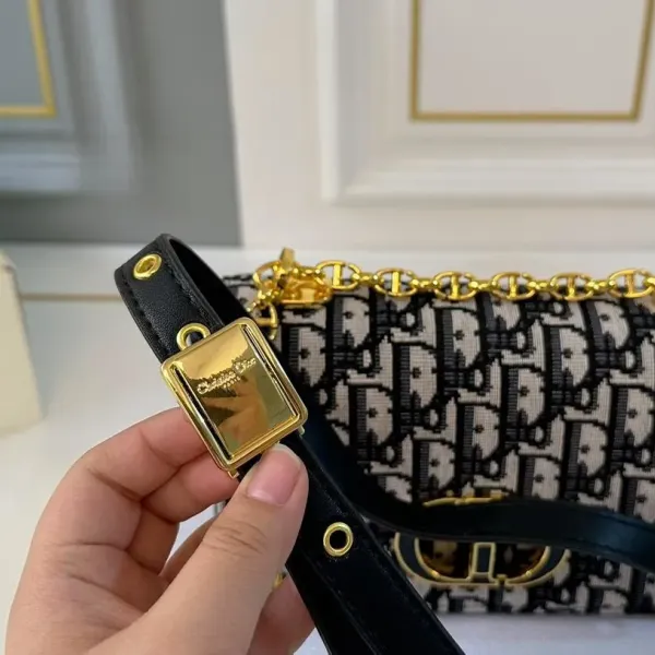 【DIOR公式旗艦店】ディオール 斜めがけバッグ 当日出荷 好評に付き再入荷!20*12CM 240720 【DIOR公式旗艦店】ディオール 斜めがけバッグ 当日出荷 好評に付き再入荷!20*12CM 240720