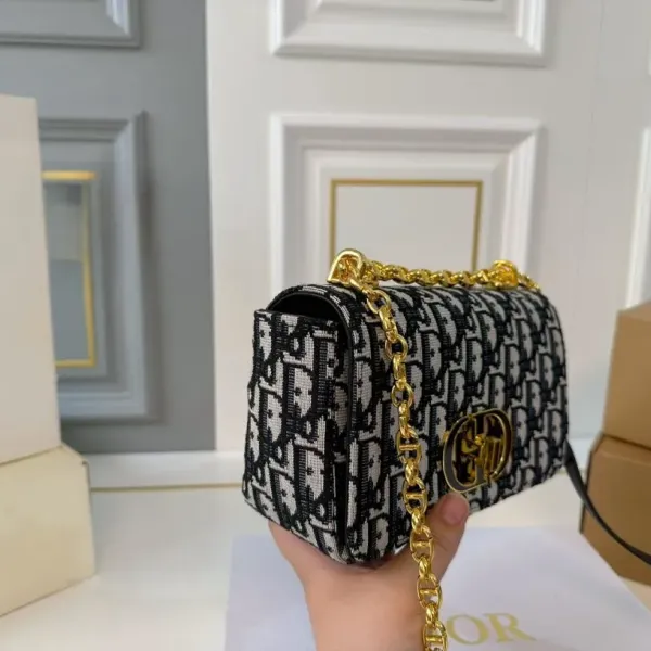 【DIOR公式旗艦店】ディオール 斜めがけバッグ 当日出荷 好評に付き再入荷!20*12CM 240720 【DIOR公式旗艦店】ディオール 斜めがけバッグ 当日出荷 好評に付き再入荷!20*12CM 240720