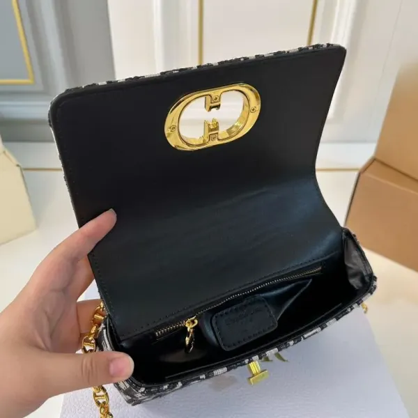 【DIOR公式旗艦店】ディオール 斜めがけバッグ 当日出荷 好評に付き再入荷!20*12CM 240720 【DIOR公式旗艦店】ディオール 斜めがけバッグ 当日出荷 好評に付き再入荷!20*12CM 240720