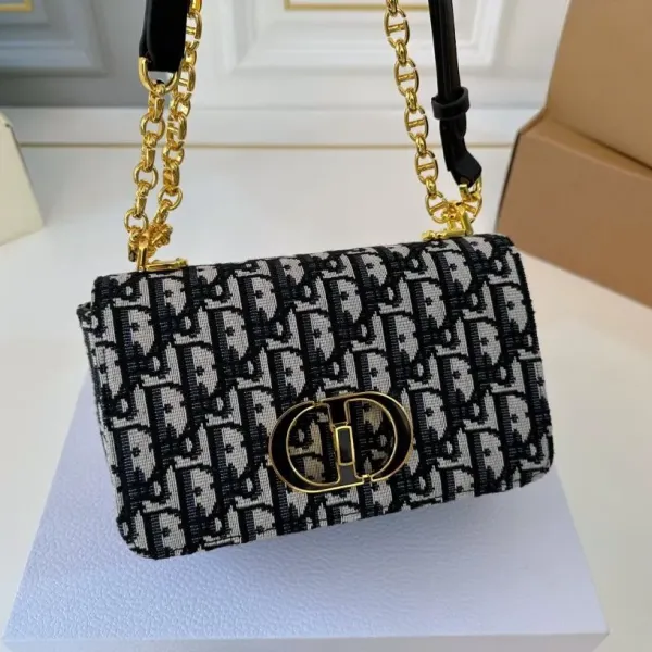 【DIOR公式旗艦店】ディオール 斜めがけバッグ 当日出荷 好評に付き再入荷!20*12CM 240720 【DIOR公式旗艦店】ディオール 斜めがけバッグ 当日出荷 好評に付き再入荷!20*12CM 240720