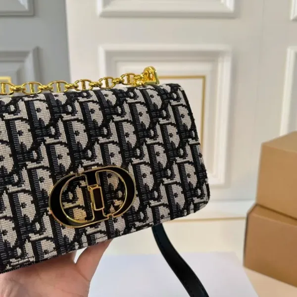 【DIOR公式旗艦店】ディオール 斜めがけバッグ 当日出荷 好評に付き再入荷!20*12CM 240720 【DIOR公式旗艦店】ディオール 斜めがけバッグ 当日出荷 好評に付き再入荷!20*12CM 240720