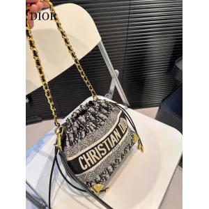 【DIOR公式旗艦店】ディオール 斜めがけバッグ 当日出荷 好評に付き再入荷!18*18.5CM 240720 【DIOR公式旗艦店】ディオール 斜めがけバッグ 当日出荷 好評に付き再入荷!18*18.5CM 240720