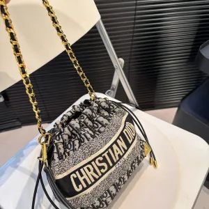 【DIOR公式旗艦店】ディオール 斜めがけバッグ 当日出荷 好評に付き再入荷!18*18.5CM 240720 【DIOR公式旗艦店】ディオール 斜めがけバッグ 当日出荷 好評に付き再入荷!18*18.5CM 240720