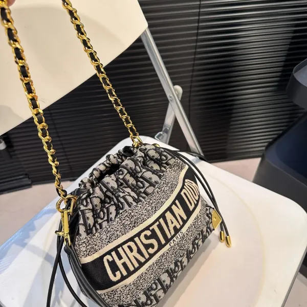 【DIOR公式旗艦店】ディオール  斜めがけバッグ 当日出荷 好評に付き再入荷！18*18.5CM 240720