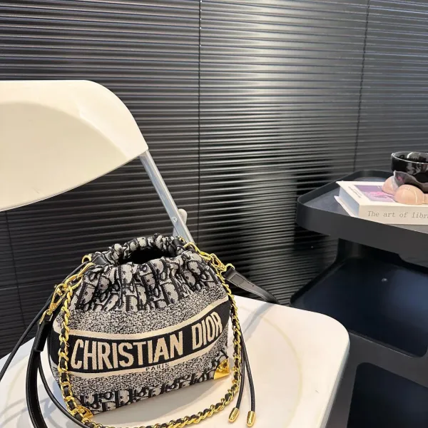 【DIOR公式旗艦店】ディオール  斜めがけバッグ 当日出荷 好評に付き再入荷！18*18.5CM 240720