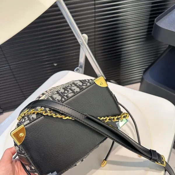 【DIOR公式旗艦店】ディオール  斜めがけバッグ 当日出荷 好評に付き再入荷！18*18.5CM 240720