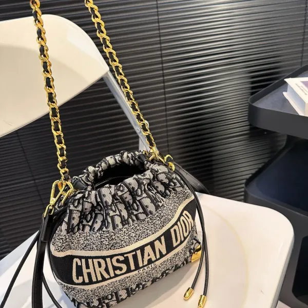 【DIOR公式旗艦店】ディオール  斜めがけバッグ 当日出荷 好評に付き再入荷！18*18.5CM 240720
