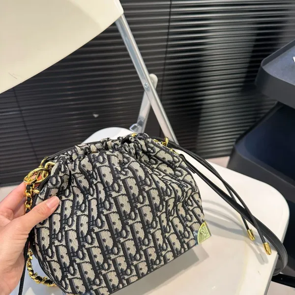 【DIOR公式旗艦店】ディオール  斜めがけバッグ 当日出荷 好評に付き再入荷！18*18.5CM 240720