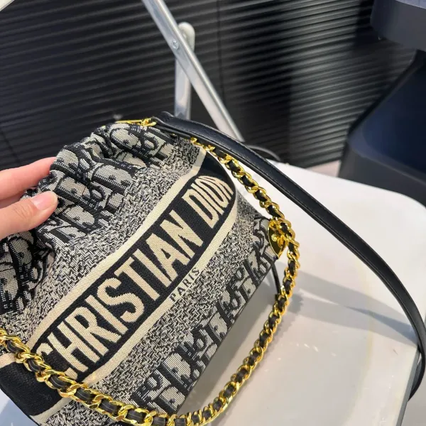 【DIOR公式旗艦店】ディオール  斜めがけバッグ 当日出荷 好評に付き再入荷！18*18.5CM 240720