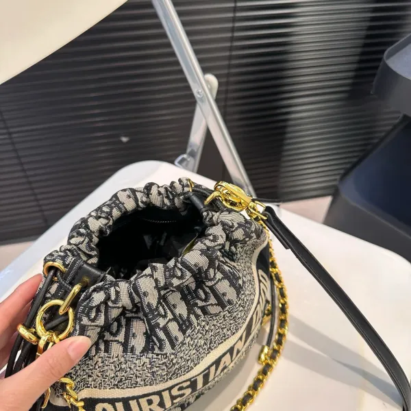 【DIOR公式旗艦店】ディオール  斜めがけバッグ 当日出荷 好評に付き再入荷！18*18.5CM 240720