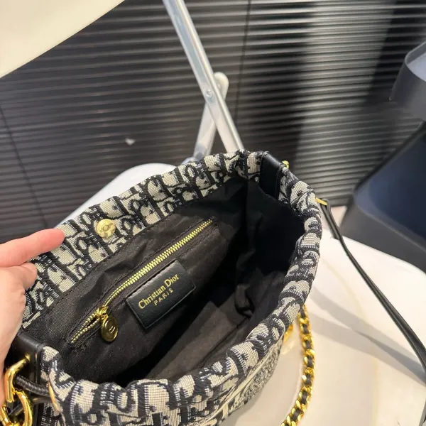 【DIOR公式旗艦店】ディオール  斜めがけバッグ 当日出荷 好評に付き再入荷！18*18.5CM 240720