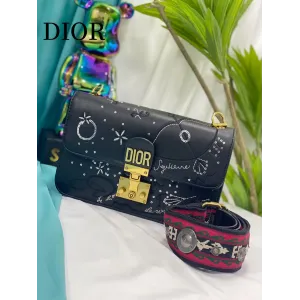 【DIOR 公式 旗艦店】ディオール ショルダーバッグ 当日出荷 好評に付き再入荷!24*16CM 【DIOR 公式 旗艦店】ディオール ショルダーバッグ 当日出荷 好評に付き再入荷!24*16CM